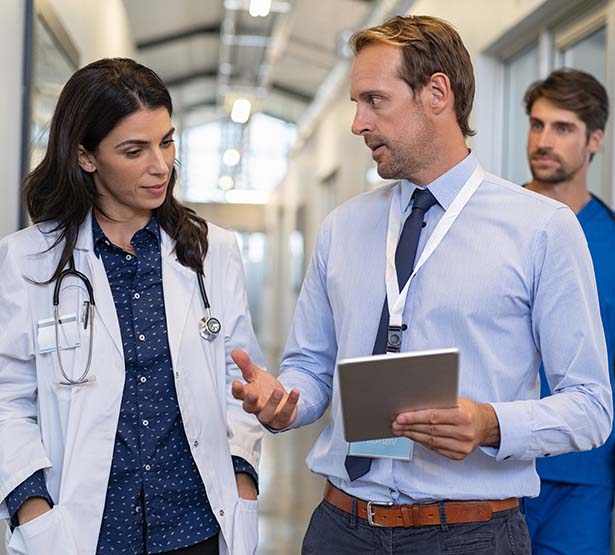 Une femme médecin discute avec le directeur d'établissement | MACSF