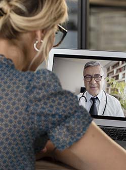 Un médecin pratique la télémédecine - MACSF