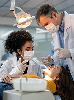 Une étudiante examine un patient à l’école dentaire - MACSF