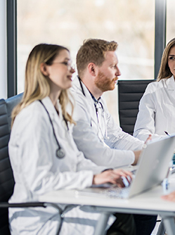 Une équipe médicale procède à une réunion de concertation pluridisciplinaire (RCP) - MACSF