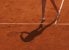 L'ombre d'une joueuse de tennis sur un court - MACSF