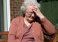Une dame âgée se tient la tête - MACSF