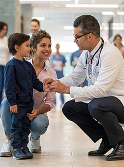 Un médecin et son jeune patient accompagné de sa mère - MACSF