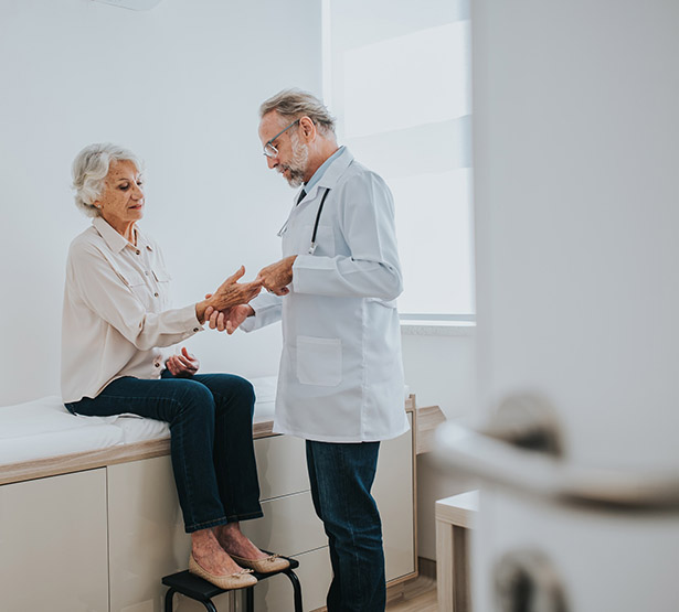 Un médecin ausculte une patiente âgée - MACSF