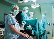 Un médecin anesthésiste dans une salle d'opération - MACSF