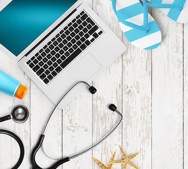 Un ordinateur et un stéthoscope posés sur une terrasse à côté d'un chapeau bleu - MACSF