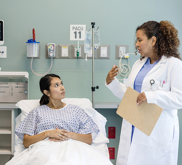 Une patiente écoute les informations de la professionnelle de santé - MACSF