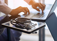 Un médecin transmet des documents par mail - MACSF