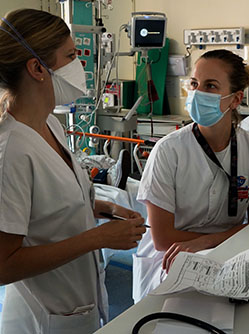 Deux infirmières discutent dans la salle de garde - MACSF