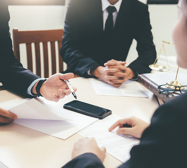 Trois personnes discutent autour d'une table - MACSF