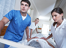 Infirmiers poussant un brancard à l'hôpital - MACSF