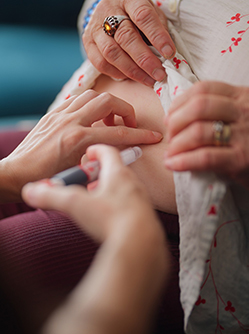 Une infirmière procède à une injection intradermique sur une patiente - MACSF