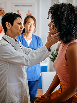 Un médecin examine la gorge d'une patiente | MACSF