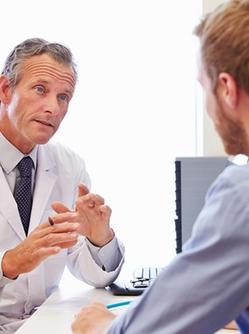 Un médecin discute avec son patient - MACSF