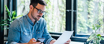 homme consulte contrat d'ouverture de compte bancaire | MACSF
