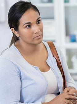 La mère d'un patient discute avec une femme médecin - MACSF