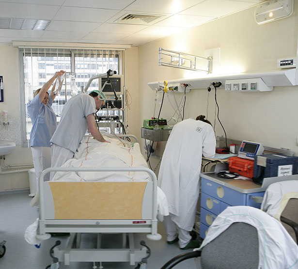Soignants autour d'un patient en salle de réveil - MACSF