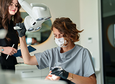 Une femme chirurgien-dentiste pratique des soins sur une patiente - MACSF
