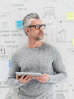 Homme établit business plan macsf