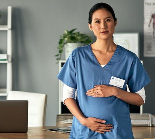 Une infirmière enceinte dans le bureau de l'hôpital - MACSF