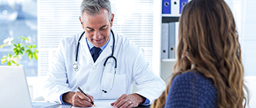 Un médecin prend des notes lors d'une consultation - MACSF
