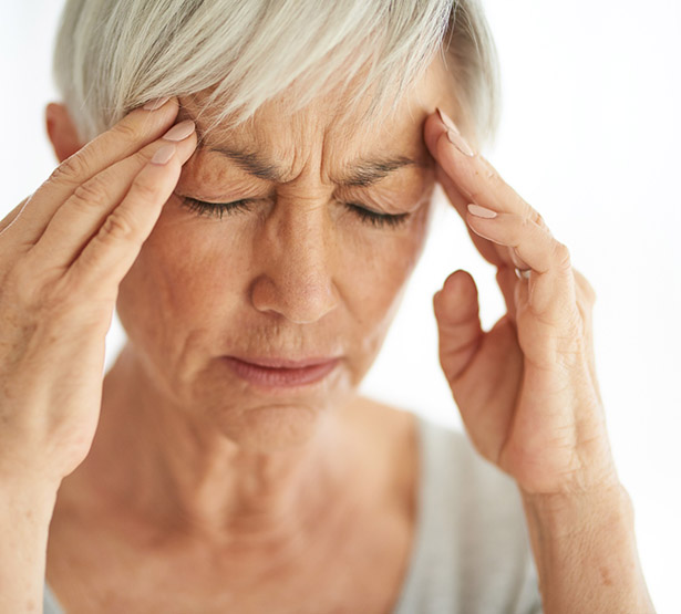 Une femme appose ses mains sur ses tempes - MACSF