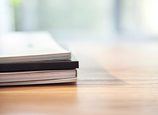 Une pile de documents posés sur un bureau - MACSF