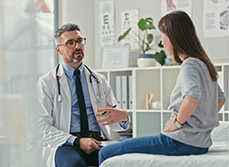 Médecin en consultation avec une patiente - MACSF