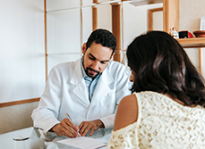 Un chirurgien-dentiste rédige un certificat pour sa patiente - MACSF