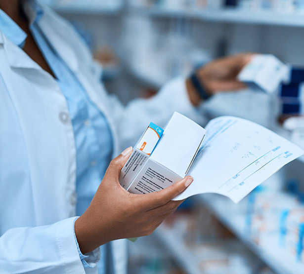 Pharmacienne préparant les médicaments - MACSF