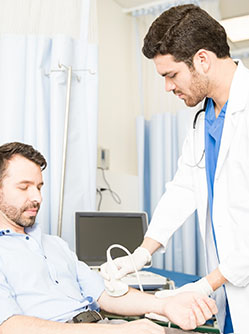 Médecin pratiquant une échographie du bras sur un homme - MACSF
