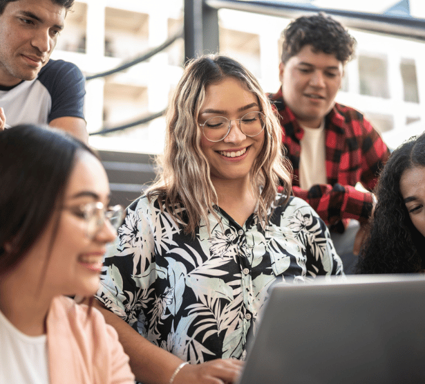 Etudiants ensemble devant un ordinateur et comment gérer au mieux son budget - conseils MACSF