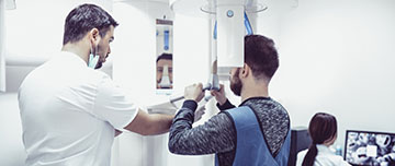 Un dentiste installe son patient pour une radio panoramique | MACSF