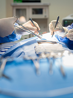 Deux chirurgiens opèrent - MACSF