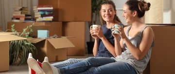 Deux jeunes filles en plein déménagement