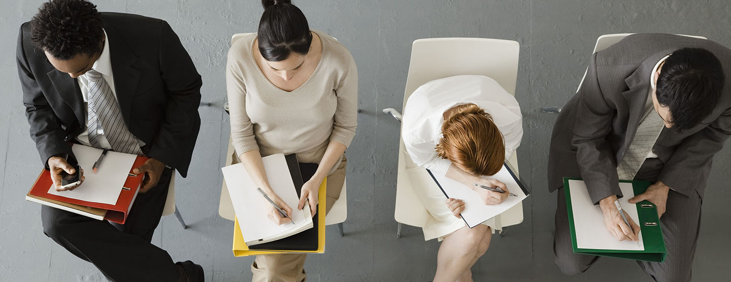 Des travailleurs hommes et femmes prennent des notes - MACSF