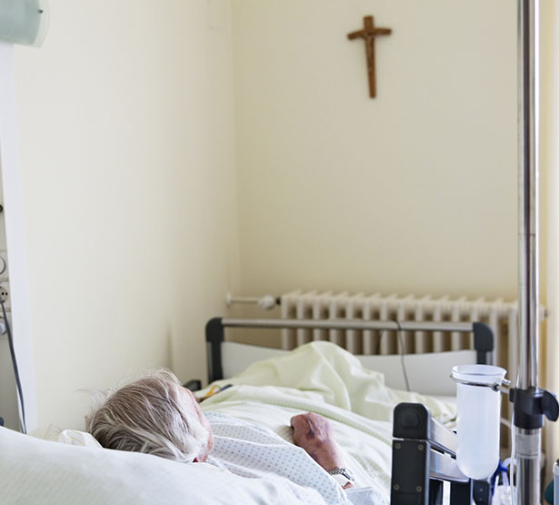 Une femme âgée alitée dans un lit d'hôpital - MACSF