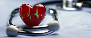 Un objet en forme de cœur rouge entouré par un stéthoscope - MACSF