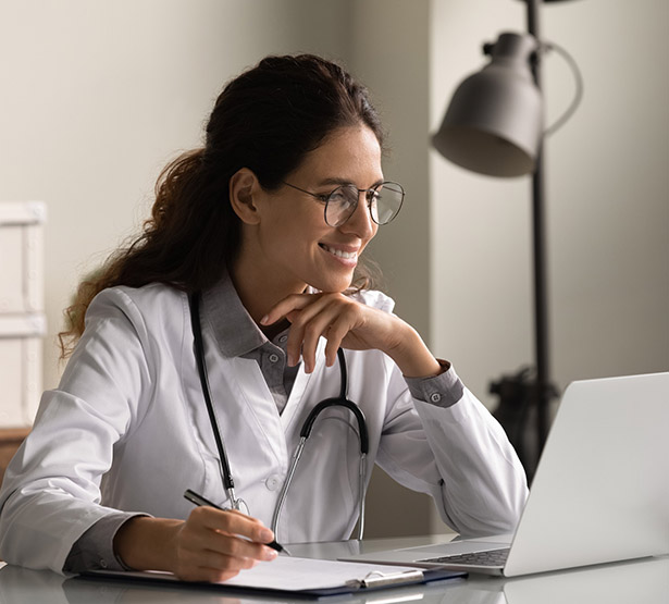 Une femme médecin en téléconsultation - MACSF