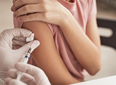 Vaccination d'une jeune fille - MACSF