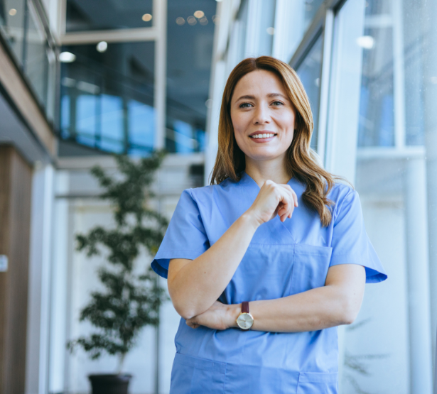 Femme en hôpital souriante