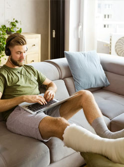 Médecin avec un pied dans le plâtre serein grâce à la prévoyance MACSF