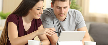 Un couple regarde une tablette | MACSF