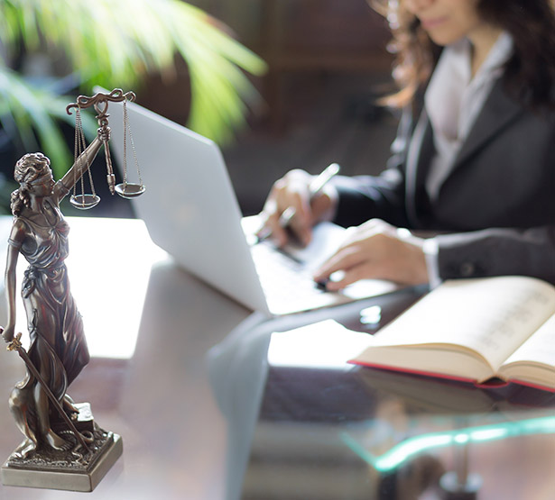 Une avocate devant son ordinateur - MACSF