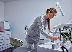 Une dentiste manipule des objets sur son bureau - MACSF