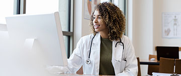 Une femme médecin sur son ordinateur - MACSF