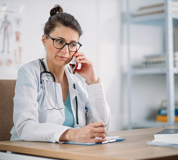 Une femme médecin au téléphone - MACSF