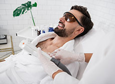 Un homme allongé sur la table de soins - MACSF
