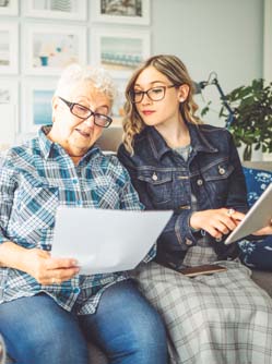 Les mesures de protections - une jeune femme aide sa mère à gérer ses biens l MACSF