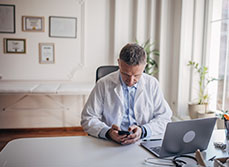 Un professionnel de santé regarde son téléphone - MACSF